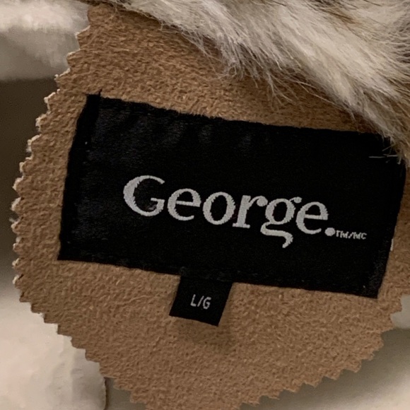 Beautiful faux sheepskin car coat with faux fur trim. Never worn. - Picture 4 of 7